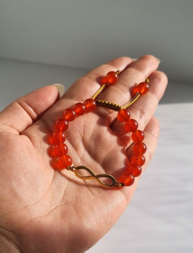 دستبند تک سنگ عقیق سرخ با پلاک بینهایت