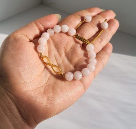 دستبند تک سنگ رزکوارتز با پلاک بینهایت