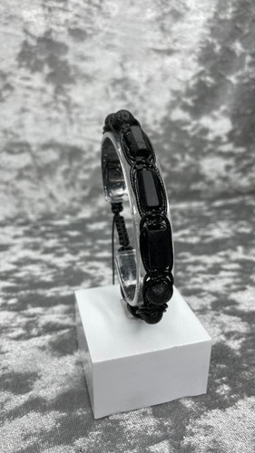 دستبند سنگ تورمالین سیاه و لاوا با بافت چرم