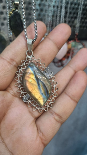 مدال لابراوریت با قاب ورشو